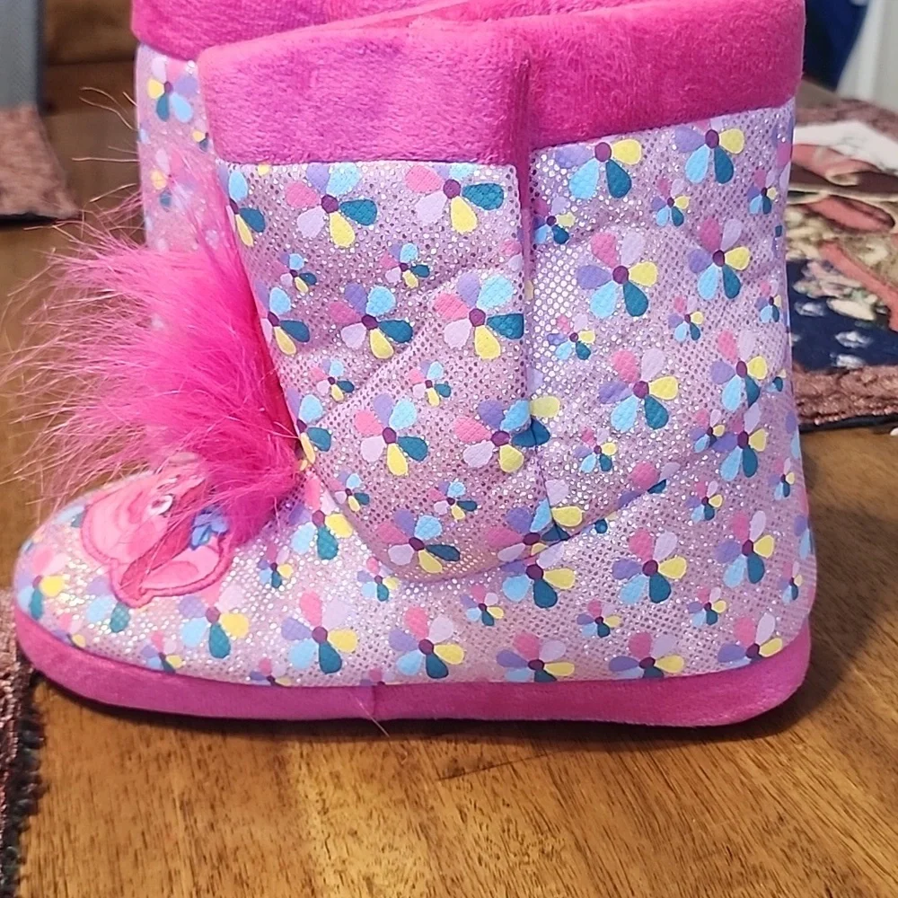 TROLLS BOOT STYLE SLIPPERS SZ 2/3 NWOT